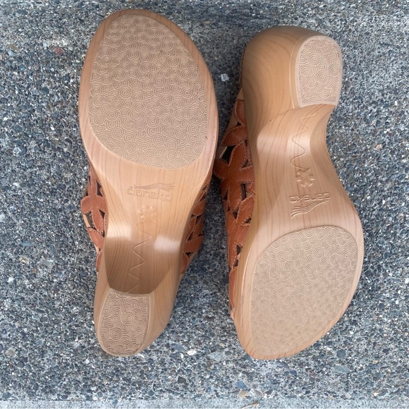 Dansko women 39 (8.5) mules leather Sandal 3” heel cutout flower design open toe - Picture 7 of 9